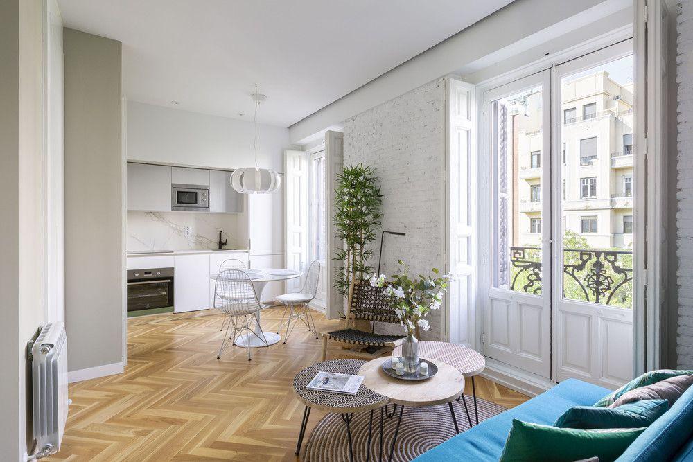 Interior reformado de una vivienda, luminoso y con acabados contemporáneos (imagen ilustrativa, no representa un proyecto real de McLanda)